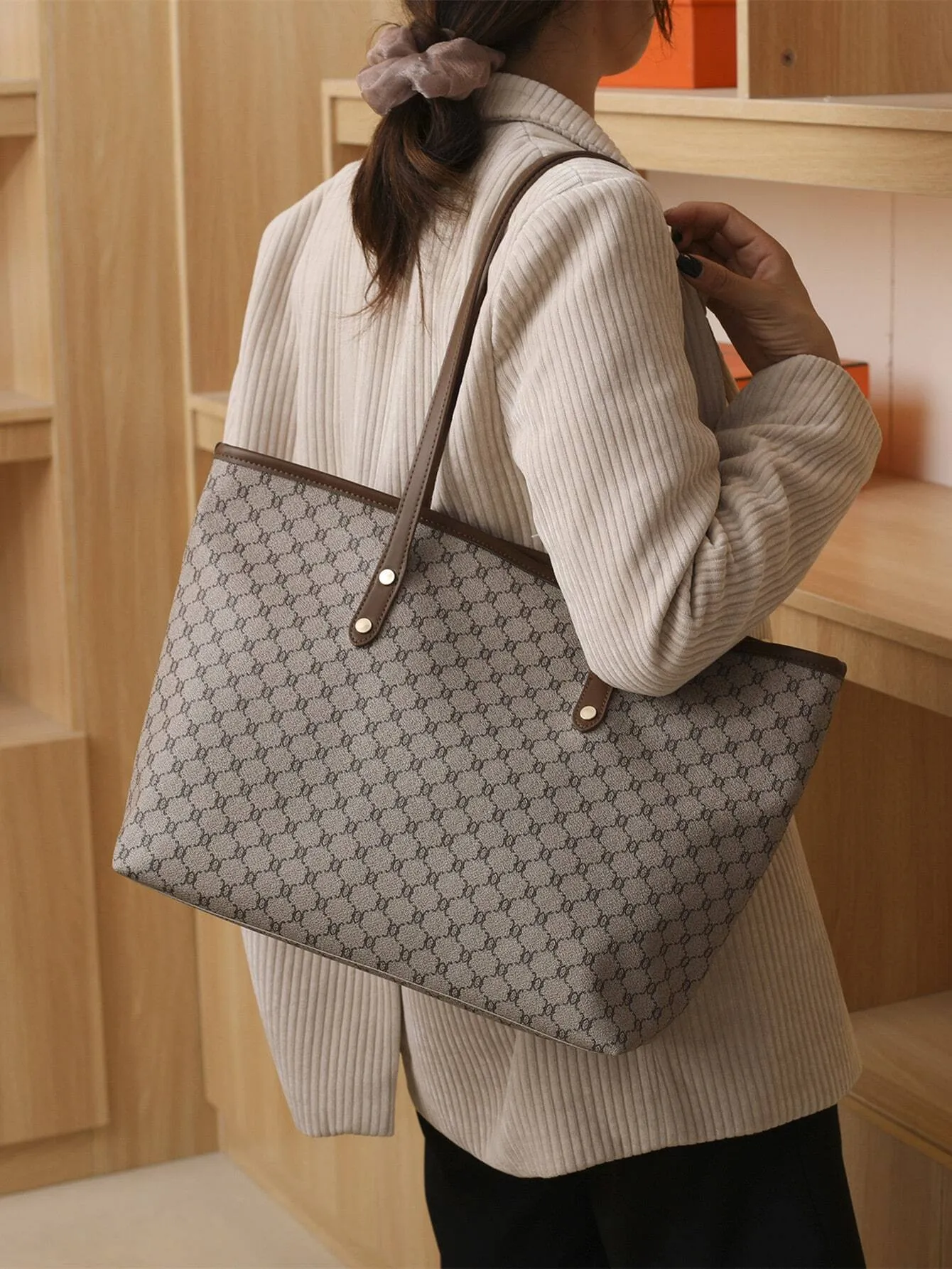 New Fashion Women's Large Capacity Full Body Print Design Letter Pattern Decoration Design Double Handle Tote Bag Suitable For Work And Commuting
