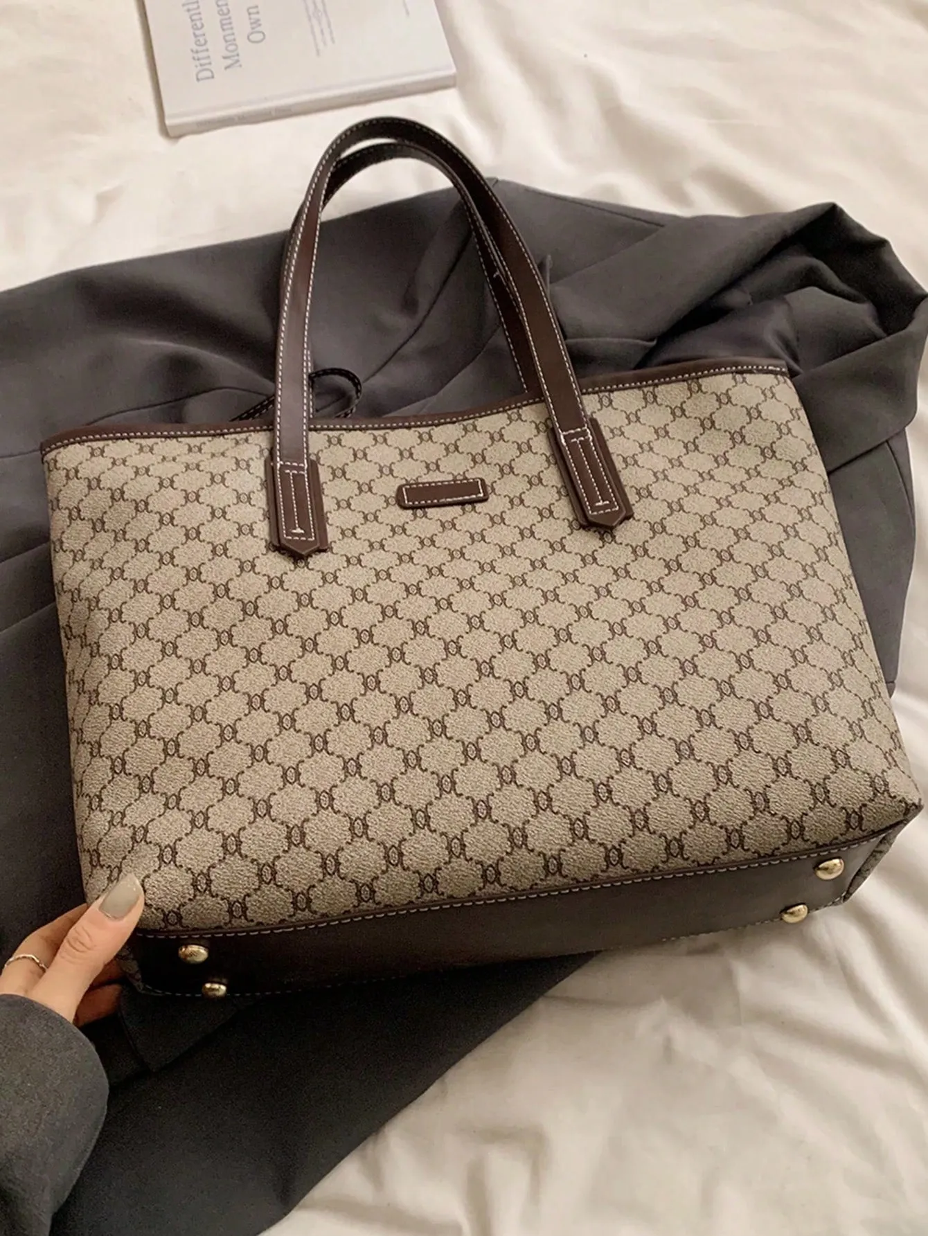 New Fashion Women's Large Capacity Full Body Print Design Letter Pattern Decoration Design Double Handle Tote Bag Suitable For Work And Commuting
