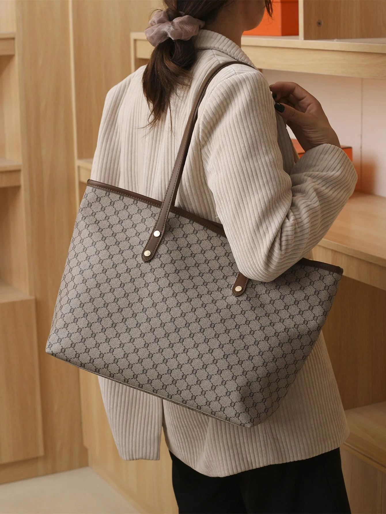 New Fashion Women's Large Capacity Full Body Print Design Letter Pattern Decoration Design Double Handle Tote Bag Suitable For Work And Commuting