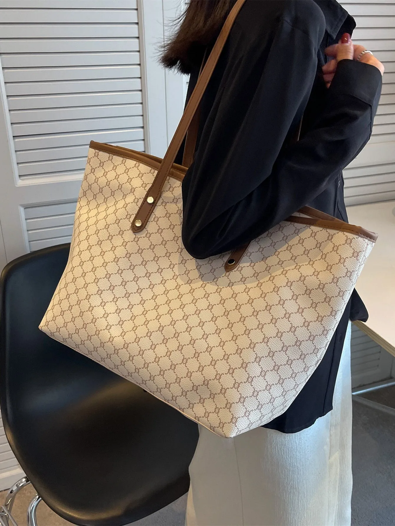 New Fashion Women's Large Capacity Full Body Print Design Letter Pattern Decoration Design Double Handle Tote Bag Suitable For Work And Commuting