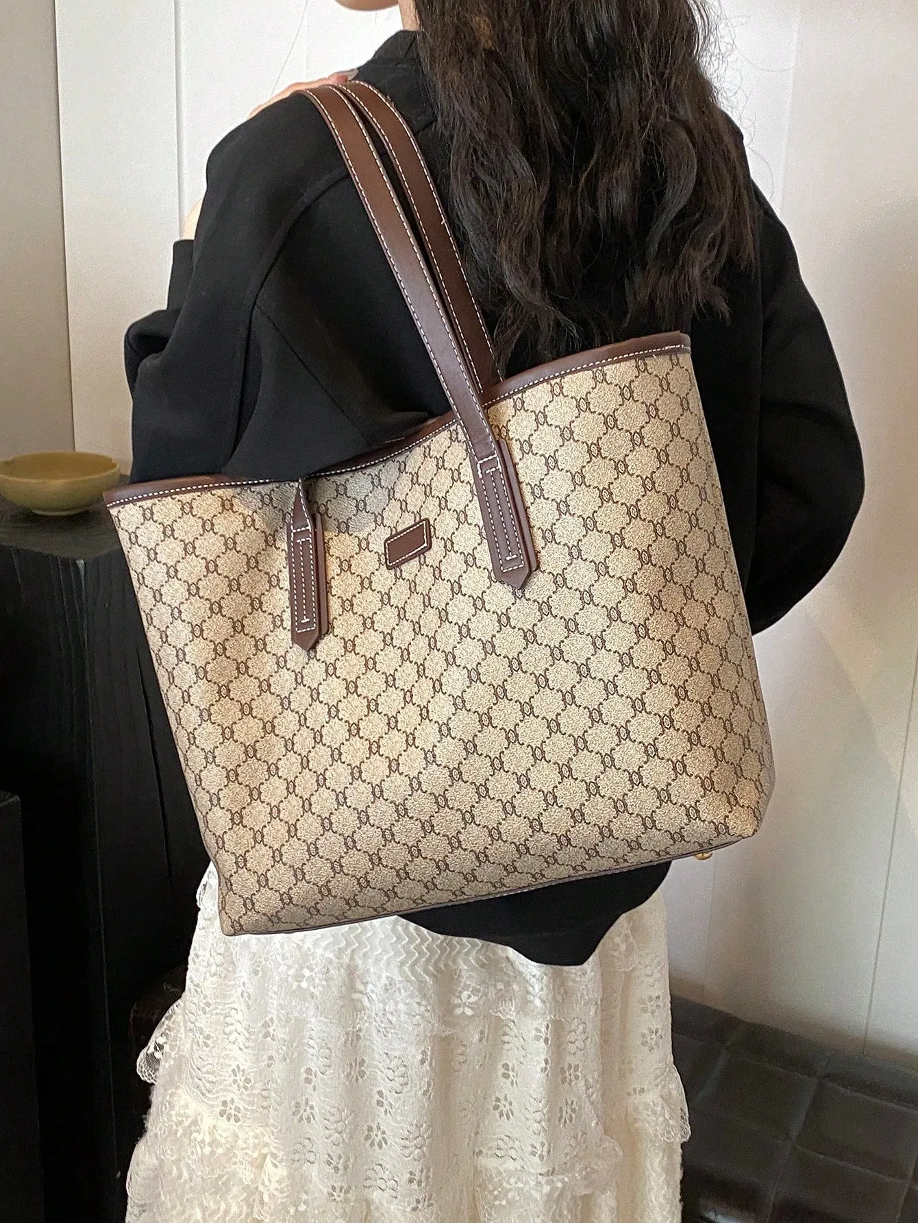 New Fashion Women's Large Capacity Full Body Print Design Letter Pattern Decoration Design Double Handle Tote Bag Suitable For Work And Commuting