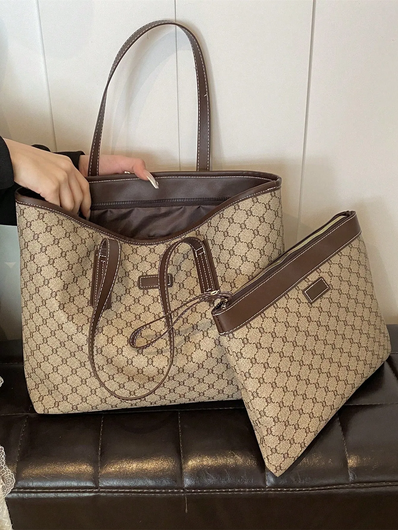 New Fashion Women's Large Capacity Full Body Print Design Letter Pattern Decoration Design Double Handle Tote Bag Suitable For Work And Commuting