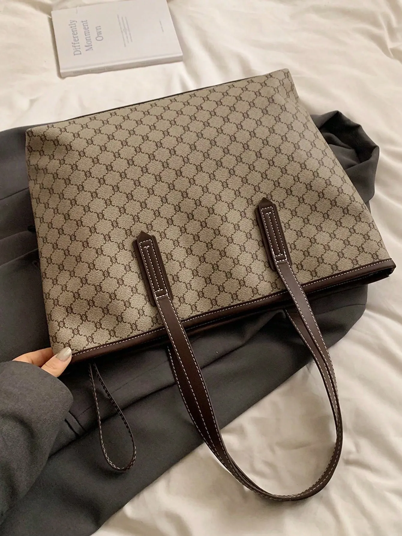 New Fashion Women's Large Capacity Full Body Print Design Letter Pattern Decoration Design Double Handle Tote Bag Suitable For Work And Commuting