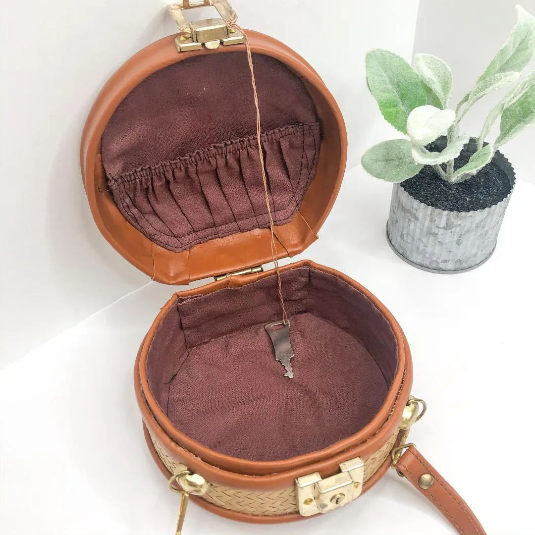 Resort Classic Large Round Wicker and Cognac Bag